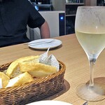 フィッシャーマンズマーケットオイスターバー - 「ハッピーアワーセット」の白ワイン（グラス）＆ お通しの「バゲット」