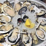 フィッシャーマンズマーケットオイスターバー - 「ハッピーアワーセット」の生牡蠣（２人前）＆ 仙鳳趾２ピース