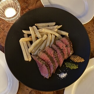 ボリューム満点のステーキや四季折々の彩鮮やかな料理をご提供♪