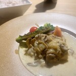 ブラッスリー 航 - チキンのフリカッセ+ 赤ワインライス