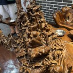 民福北京烤鴨店 - 外には喫煙所があってなんか凄い豪華な木彫りの台