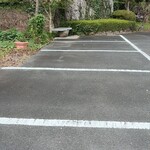 花いちもんめ - 広く余裕のある駐車場スペース