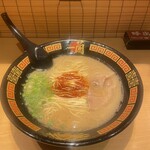 一蘭 - ラーメン、味濃いめ、超こってり、麺固め、980円。替玉超固め230円。