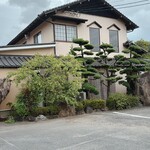 花いちもんめ - 駐車場からみた店舗