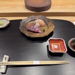 鮨 十兵衛 - ◆お造り
      富山県の牡丹エビ
      今朝獲れのソウダガツオ
      山葵　塩　醤油　葉ニンニク