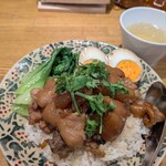 CHALO - カオカームー1,100円✨️9月中旬の週替わりランチ♪とろとろ豚足の煮込みタイ料理！八角やシナモン、生姜にニンニクで香りも好み。豚バラも煮込まれています♪