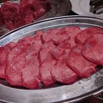 肉のオカダ宴会場 - 厚切りのタン