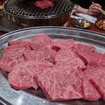 肉のオカダ宴会場 - 溶けるミスジ