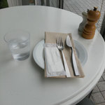 bills - 最初にナイフとフォークが運ばれてきました。