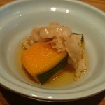 是屋 - お通し　かぼちゃとホタテのひもを炊いたやつ