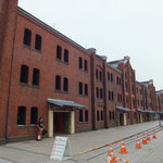 bills - 赤レンガ2号館。奥にbillsがあります。