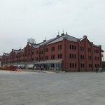 bills - 赤レンガ2号館。手前のテラスがbills。