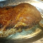 鳥心 - 骨付鳥 「ひなどり」650円。キャベツ付き。