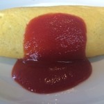 ア・ヴォートル・サンテ・エンドー - こだわりのオムライス1300円、ランチではケチャップソースのようです。