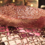 赤身ステーキ焼き中