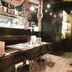 焼肉  炭聖 - 店内テーブル席