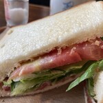 珈琲亭　郷 - トマトとレタス、パン、ちょっと配置変えたところ