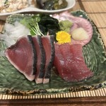 創作おばんざい しあわせになりたい - カツオのタタキとお造りの2種盛