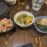 魚トの神 - お通しの小鉢　これだけでもお腹いっぱいなるかも！？