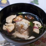 うを徳 - 2025.9 お椀（船橋産カマス、松茸、もって菊、三つ葉）