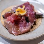 うを徳 - 2025.9 対馬産鰹（かつお）藁焼き大蒜醤油