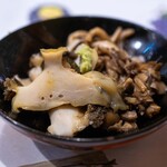 うを徳 - 2025.9 岩手産と千葉白浜産の黒あわび｜オイスターソースとオリーブオイルで炒め煮にしたキノコ（天然舞茸、天然の山しめじ、栽培物の山えのき）