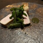 Claro - 豚のローストとピーマン、ピスタチオソース