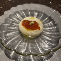 Claro - 玉ねぎのムースにイクラとワサビ
