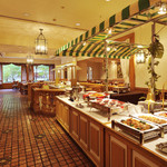 レストラン イル・ペペ - イタリアンな内装で、外光が降り注ぐ明るい店内