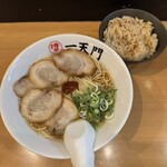 博多 一天門 - チャーシュー麺＆かしわご飯