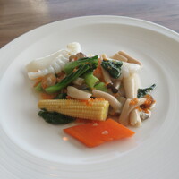 中国料理 滄 - イカと野菜トビコ入り塩炒め