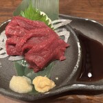 博多 もつ楽 渋谷店 - 馬刺し(赤肉)