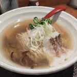 塩伝説 なゆた - 連れが頼んだ極み鯛塩ラーメン　鯛の切り身入り