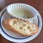 ドガ - パスタを頼むと出てくるフランスパン