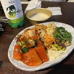 炭焼ホルモン えいた - キムチとナムルの盛り合わせ