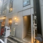 炭焼ホルモン えいた - この階段で2Fへ