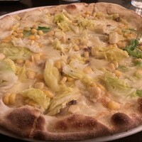 ピッツェリア ロマーナ ジャニコロ - 「春キャベツとアンチョビ、コーンをのせたモッツァレラチーズのピッツァビアンカ」
