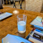 お宿 お食事処 鱗晃荘 - 牛乳