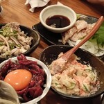 日本栄光酒場 ロッキーカナイ - 桜ユッケ、ポテサラ、とりむねさし？、ガツポン