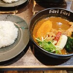 スープカリー ヒリヒリ2号 - ホロホロチキンカリー、辛さ3

北海道、一食目はスープカレー（≧∇≦）
普段カレーを好んで食べない私が、このお店を選んだ事に相方はかなり意外な様子。
タイミングが良かったようで、待ちなしで入店。