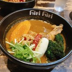 スープカリー ヒリヒリ2号 - チキンもさることながら、にんじんとブロッコリーが美味しすぎる。
スープカレーは人生2度目だけど、サラッとしたスープでも米と合って、凄く美味しい。