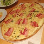 Paulaner am Dom - フラムクーヘン。ベーコンと玉ねぎ。新地セラ・アンフィニのオニオンパフェそっくり。