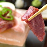 Maido Xtsu - お肉を塩のプレートで焼く岩塩プレート焼き