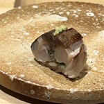 鮨 富かわ - 備長炭で炙ったサバ