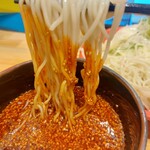 廣島つけ麺本舗 ばくだん屋 - 麺も色が変わる