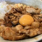 炭火焼鳥　田むら家 - 鶏スタミナ丼＆生卵