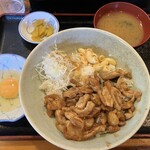炭火焼鳥　田むら家 - 鶏スタミナ丼＆生卵