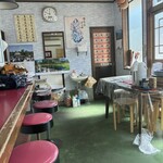 食堂居酒屋 大福 - やさぐれた店内。