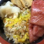 すし処 若 - 本鮪トロ漬けの下には、たくわん、きゅうり、とびっこ。ごはんが足らなかった。