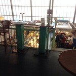 Franco's Austernbar Mare Blu - 食卓から階下の市場を臨む